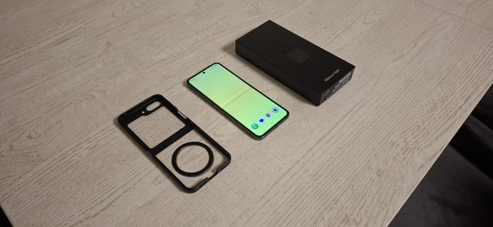 Samsung Galaxy Z Flip 5 8/512 Android 15 Stan idealny Bateria 91%