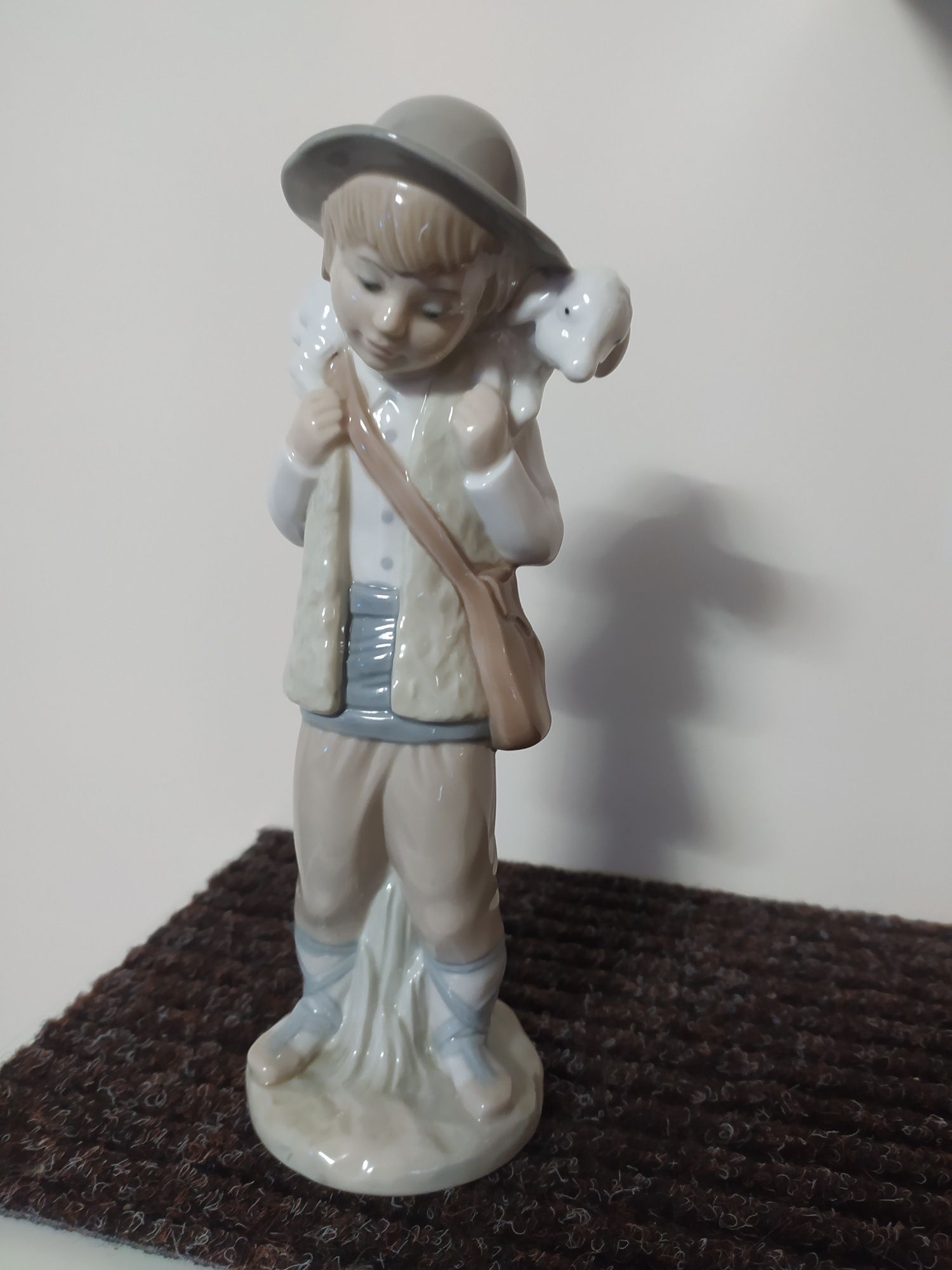 Figurka chłopiec z owieczka Zaphir