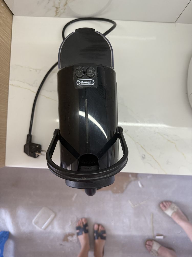 Máquina de Café Nespresso DeLonghi – Excelente Estado