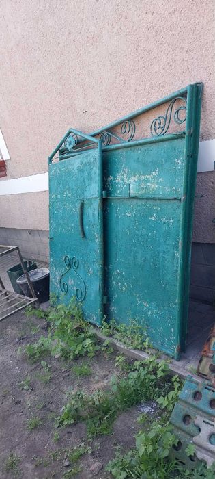 Брама металева з каліткою.