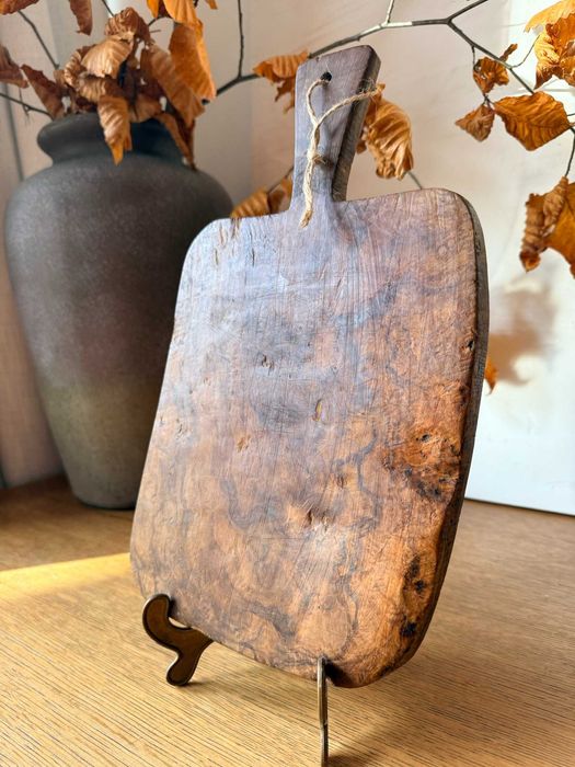 Ręcznie formowana deska do korjenia, o niepowtarzalnym rysunku słojów.