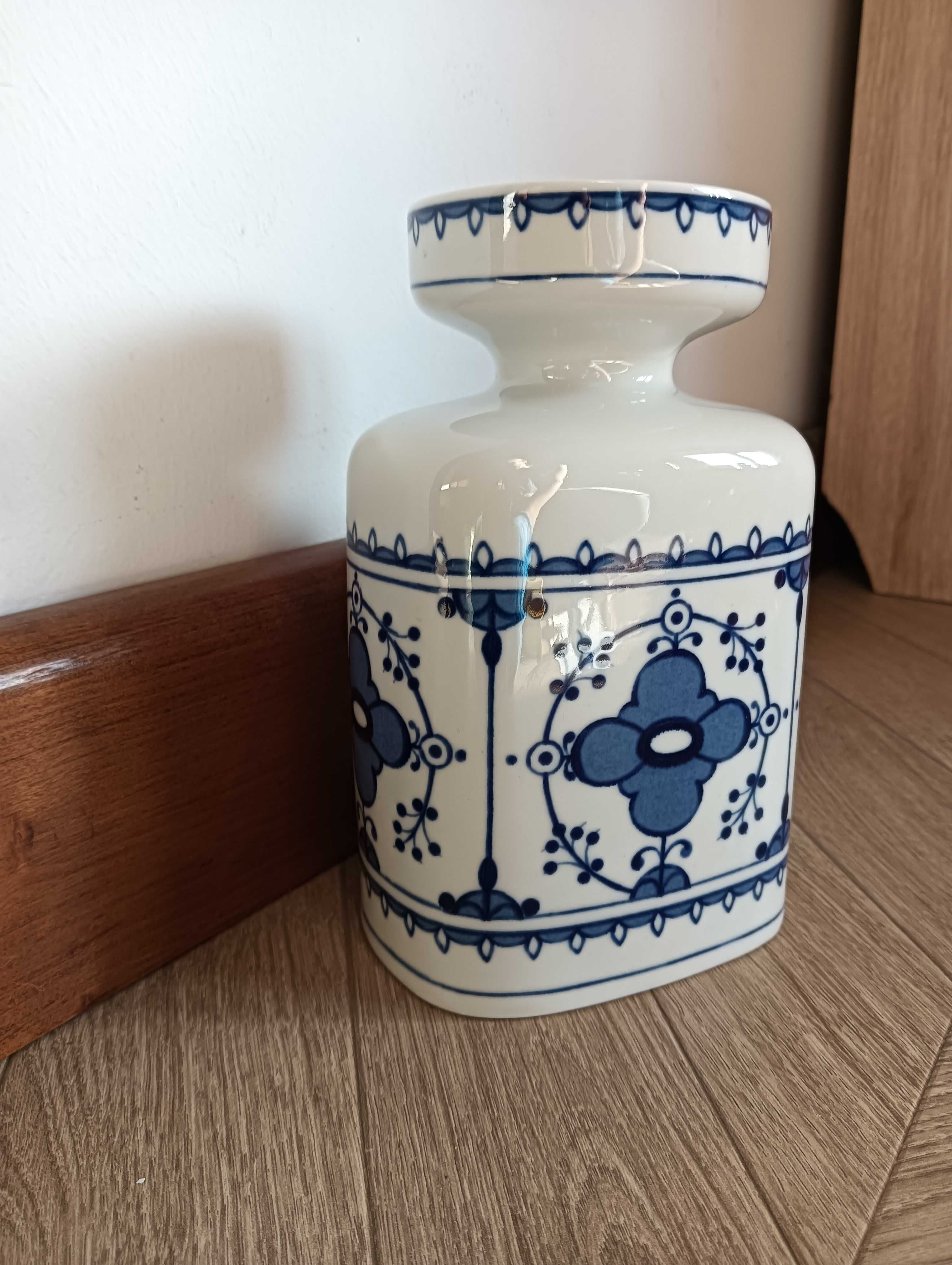 Wazon porcelanowy z niebieskim wzorem