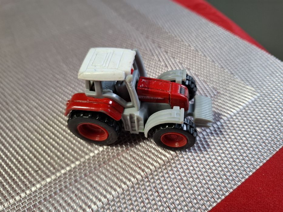 Model Traktor skala 1:64