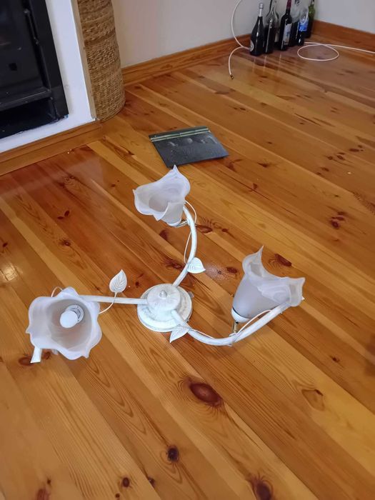 Żyrandol z trzema kloszami