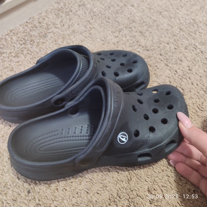 Отдам кроксы за шоколадку , размер 39