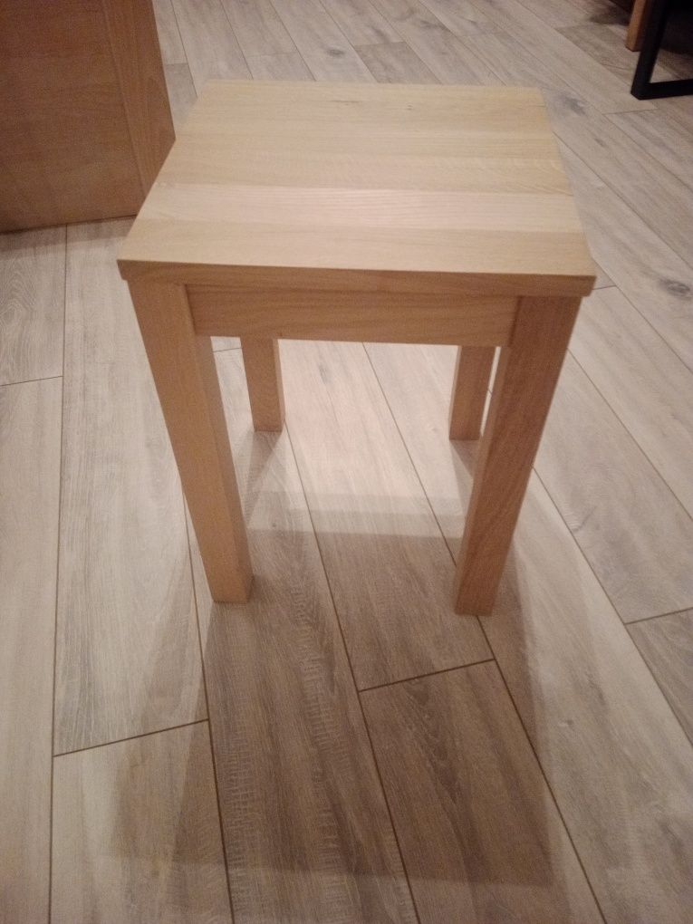 Taboret dębowy bezsęczny