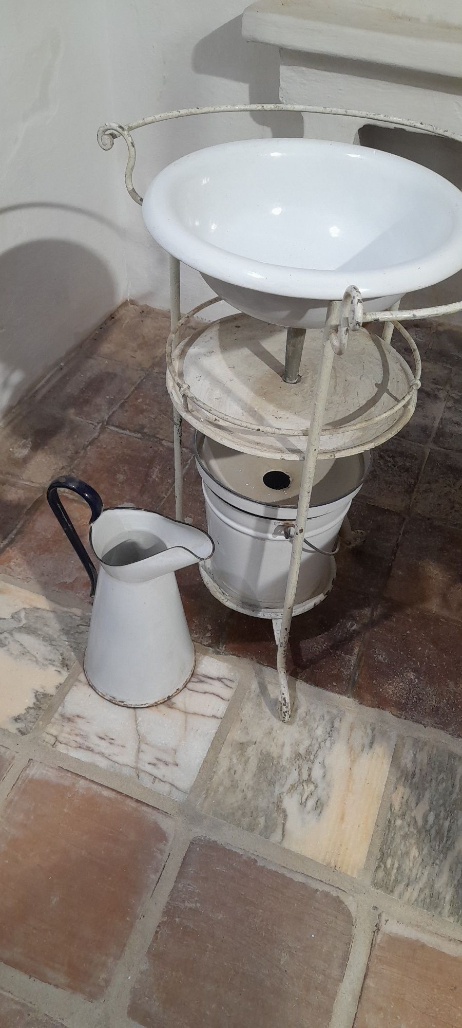 Lavatório antigo - Em ferro, loiça e esmalte