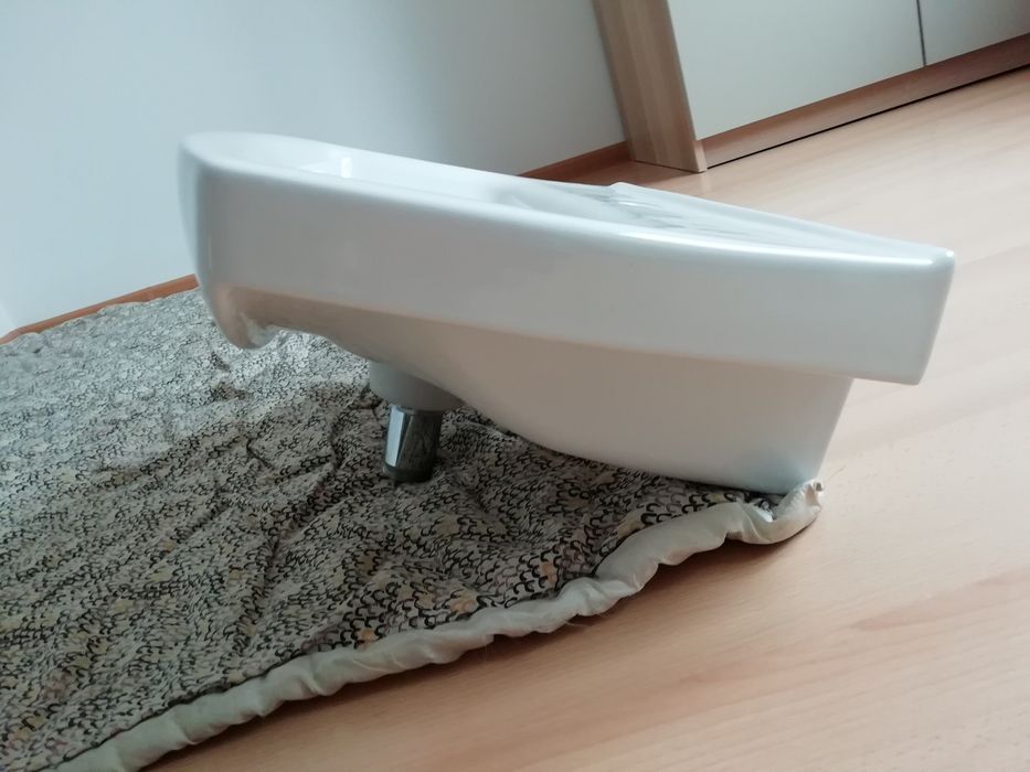 Umywalka Cersanit długość 55 cm, szerokość 38.5 cm z klipsem korkiem