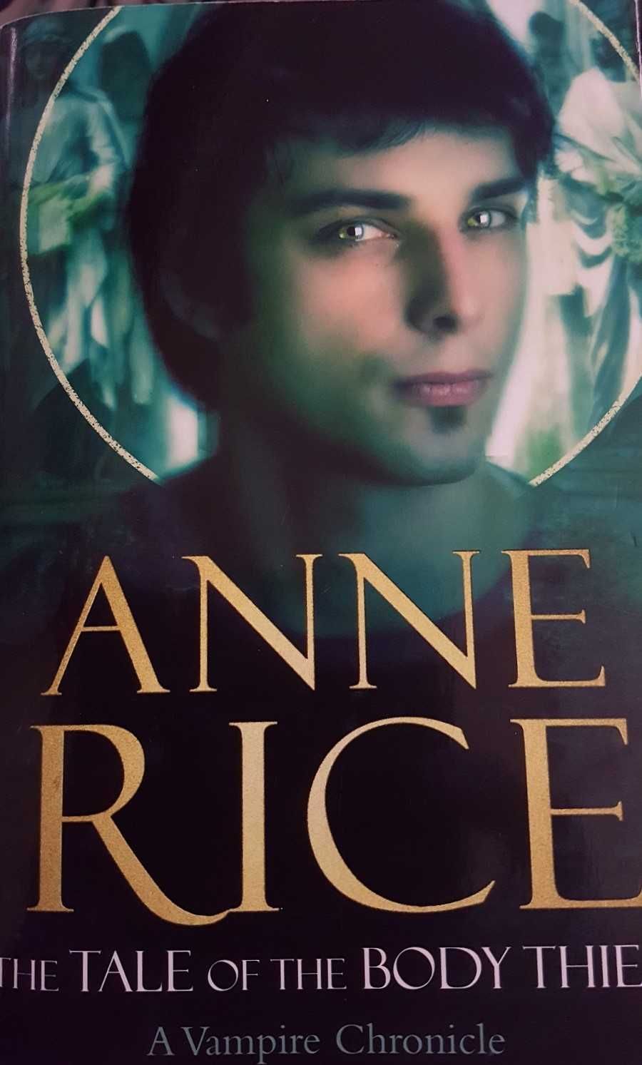 Livros em inglês de: Anne Frank, Anne Rice, Mark Twain, Daniel Defoe