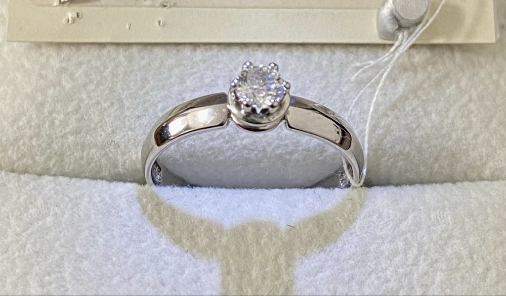 Новое золотое кольцо с бриллиантом 0,24 кт, р.17,5, ЗВ. Модель Tiffany