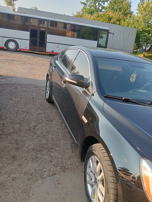 Автомобіль седан