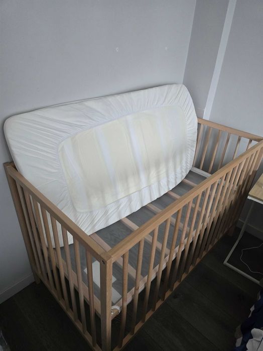 Berço semi novo e pouco usado e com colchão