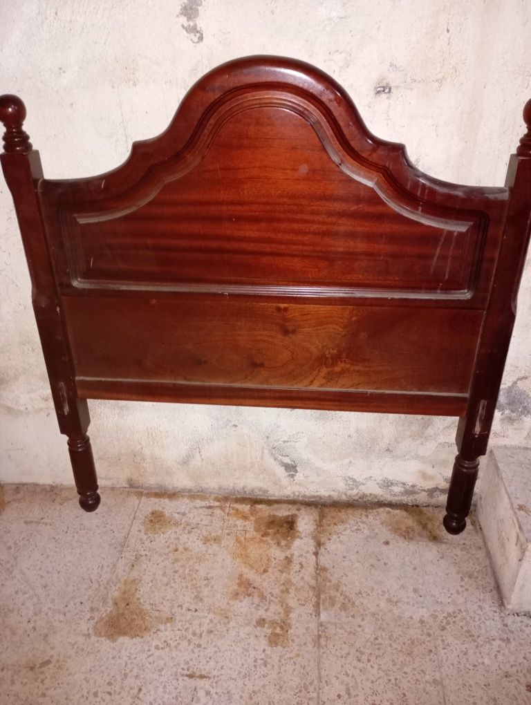 Cama de solteiro em Mogno