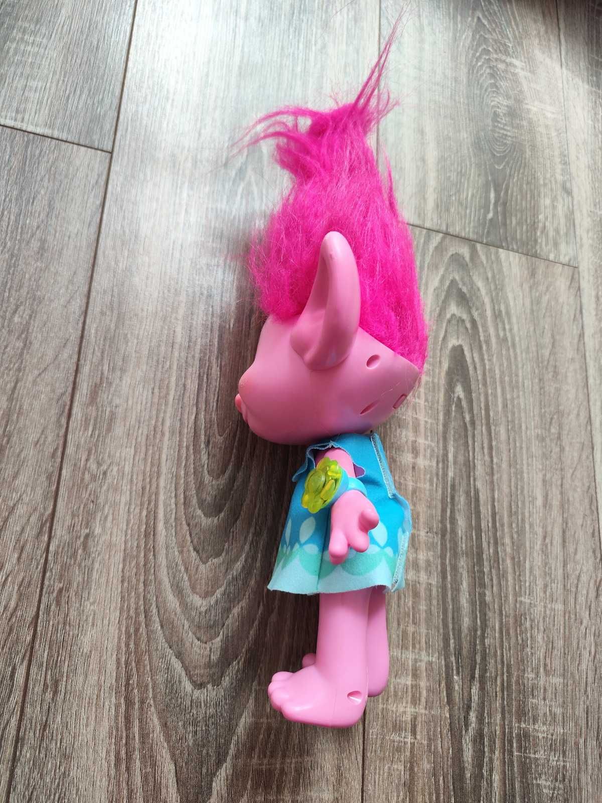 Lalka Poppy Hasbro Trolle Interaktywna zabawka 2015 śpiewa świeci się