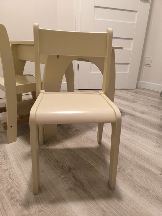 Szafa komoda stoliczek z krzesłami