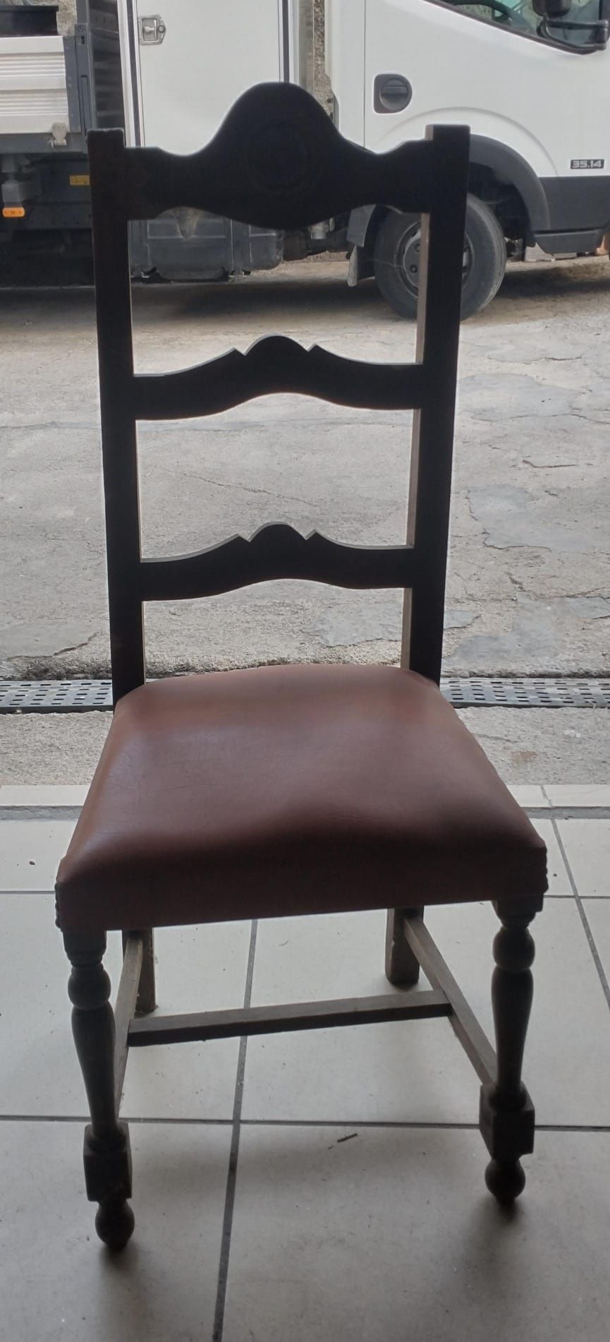 Mesa e cadeiras em madeira