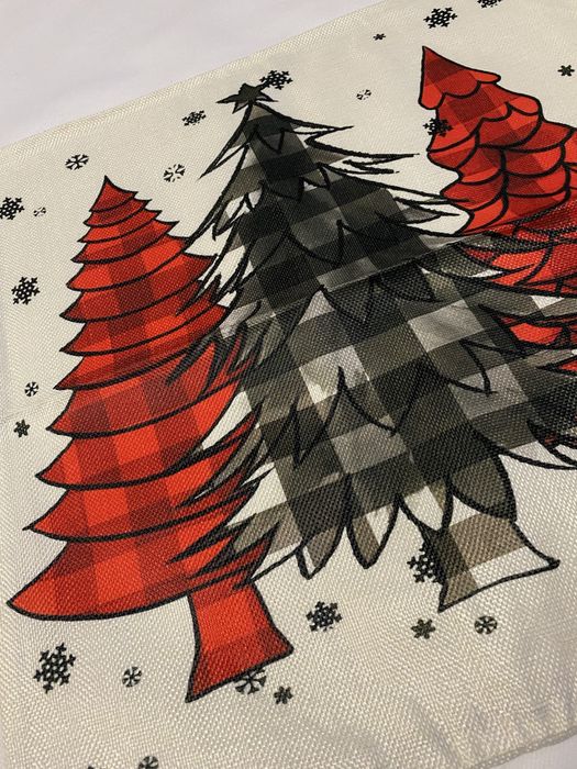 Декоративні наволочки з новорічно-різдвяним принтом.