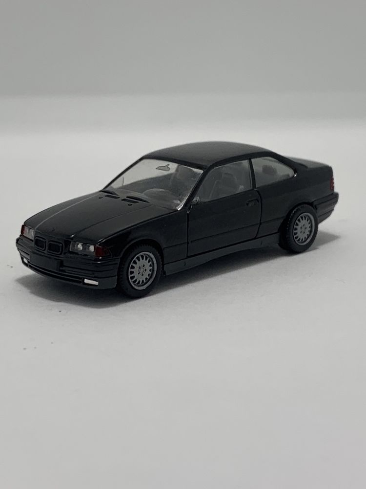 BMW 325i da Herpa escala 1/87