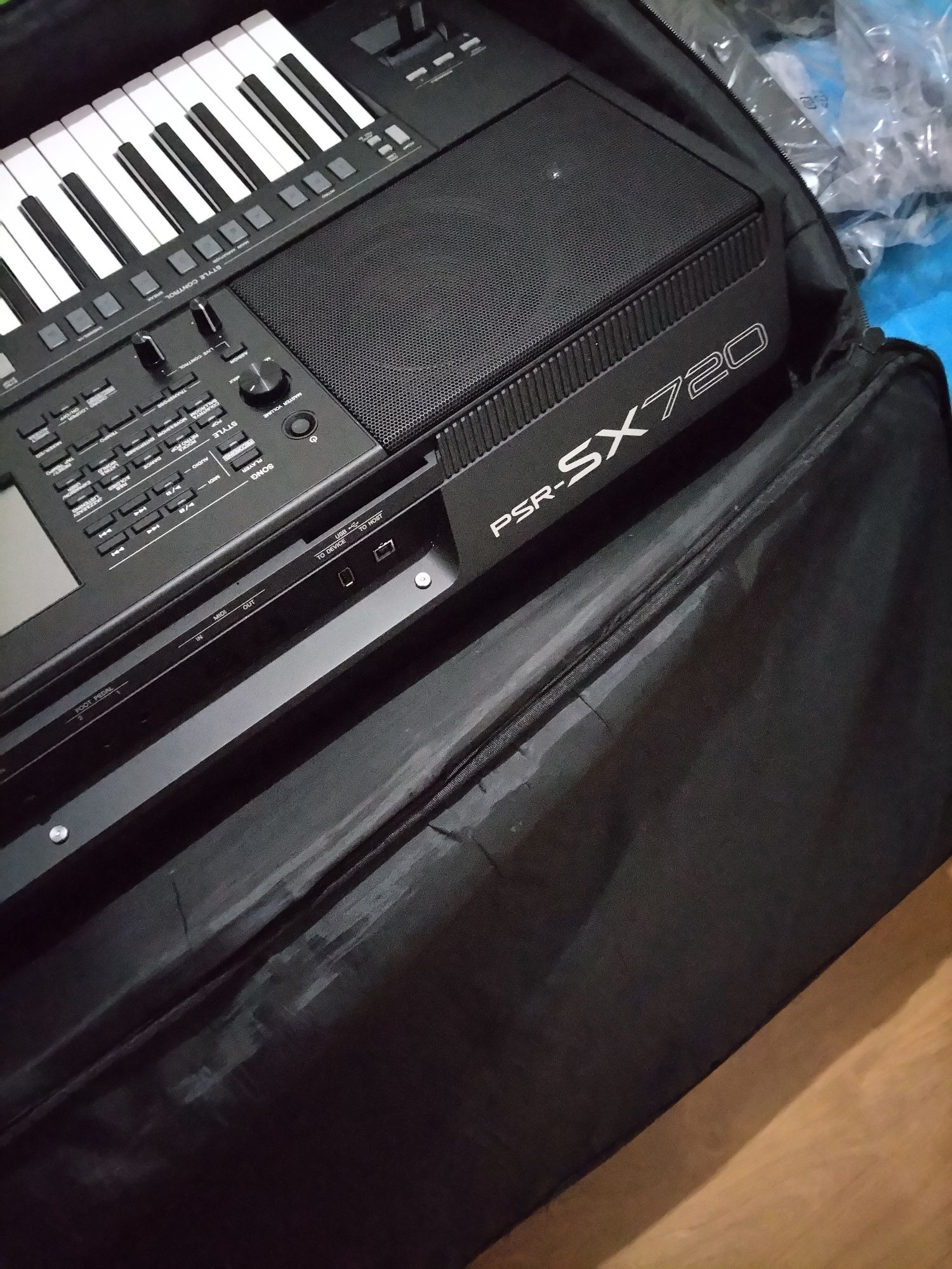 Vendo teclado Yamaha psr SX 720 completamente novo