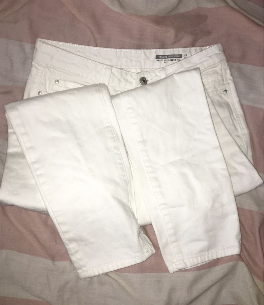 Белые джинсы с рваностями бойфренды
