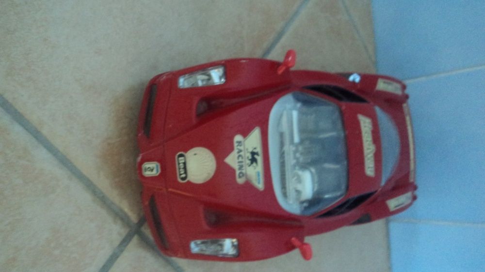 Carro Ferrari com luzes e música de 30 centímetros de comprimento