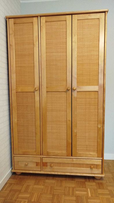 Szafa z litego drewna z dodatkiem rattanu. Sypialnia/przedpokój.