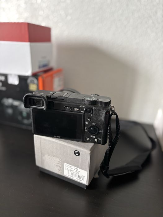 Sony a6400 + 3 objetivas + cartão de memória 256 GB