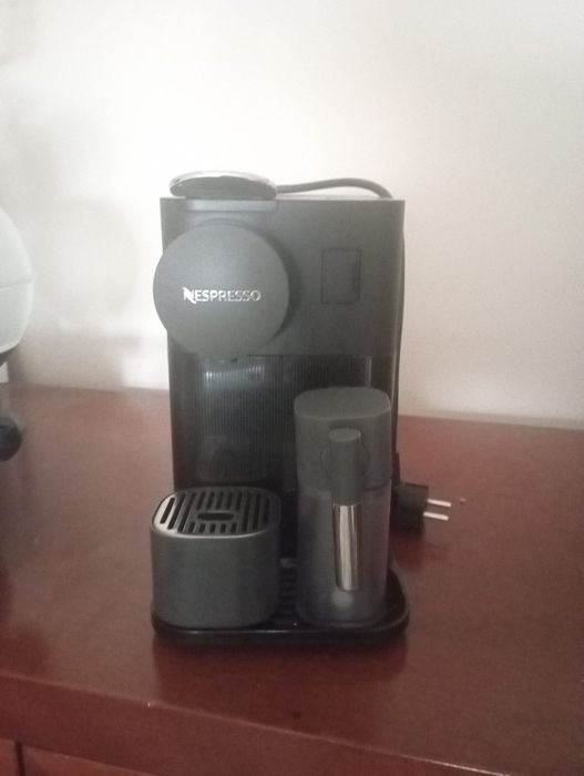 Máquina Café Delonghi nespresso