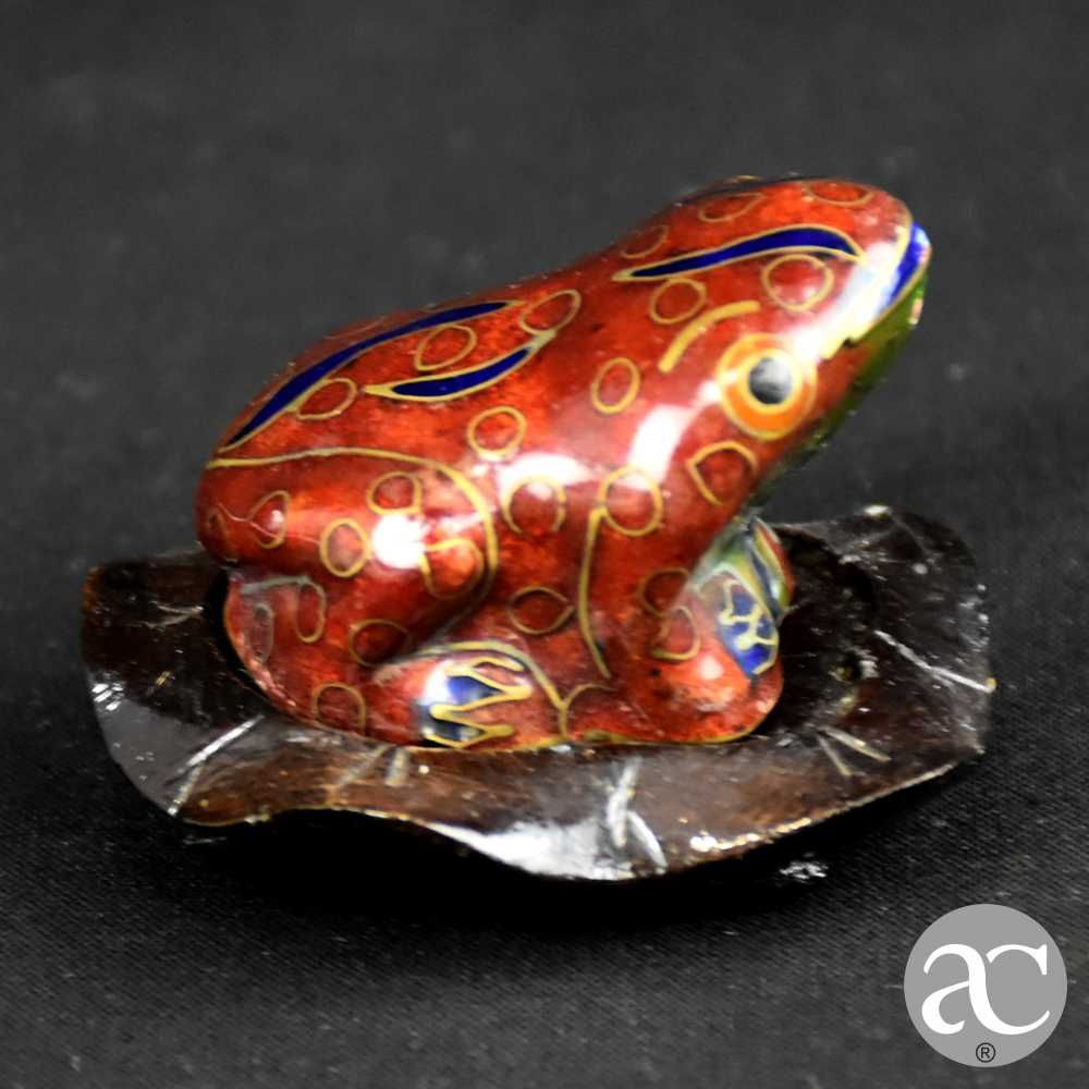 Figura de Sapo / Rã em Cloisonné com base em madeira n1