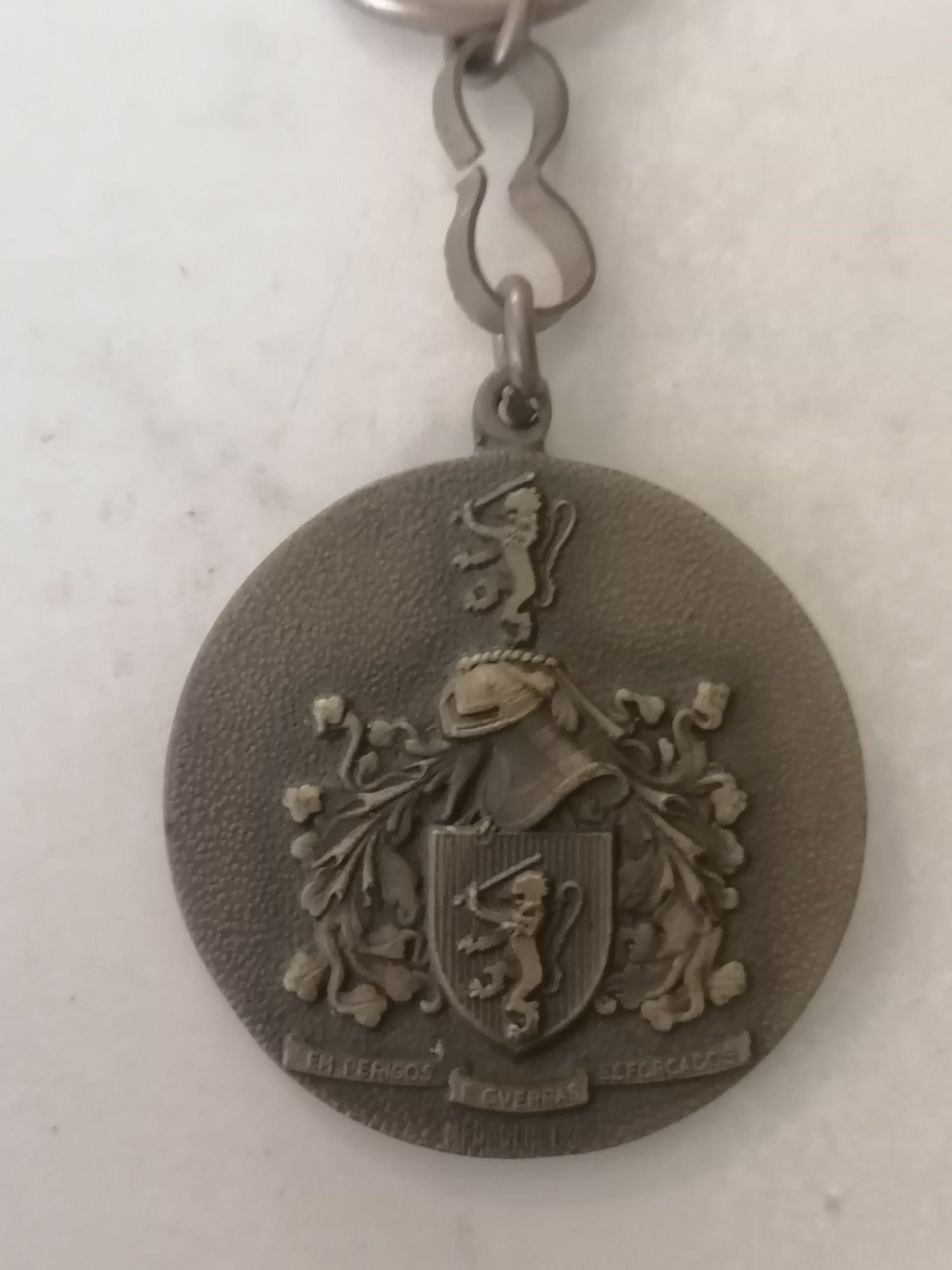 Porta chaves em metal do Exército Português
