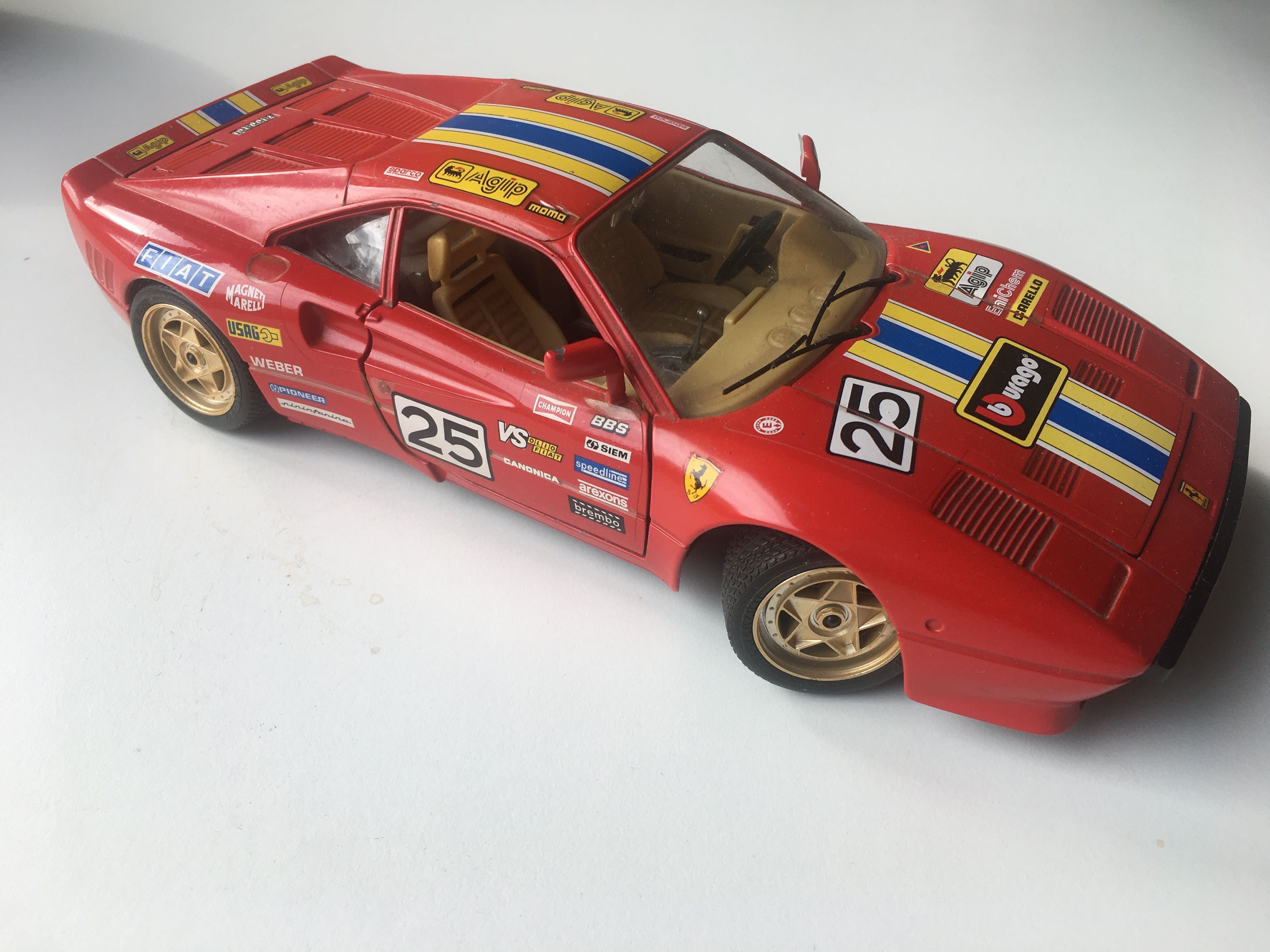 Model Ferrari GTO 1984 skala 1:18 Burago