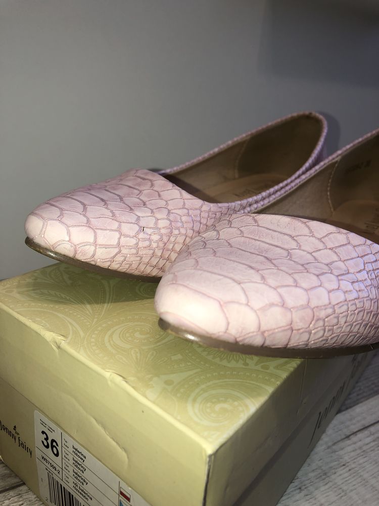 Baleriny buty ccc różowe pudrowy róż z motywem skry węża