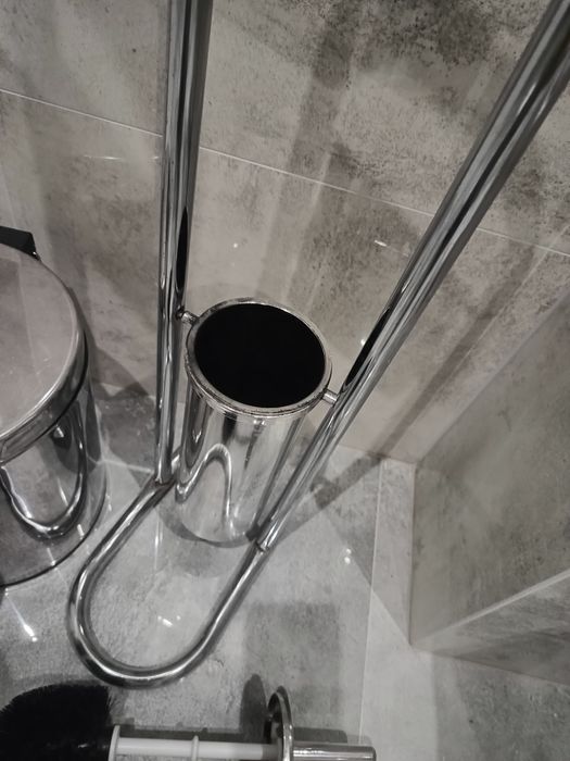 Zestaw łazienkowy srebrny stojak na papier i szczotkę oraz kosz 5L