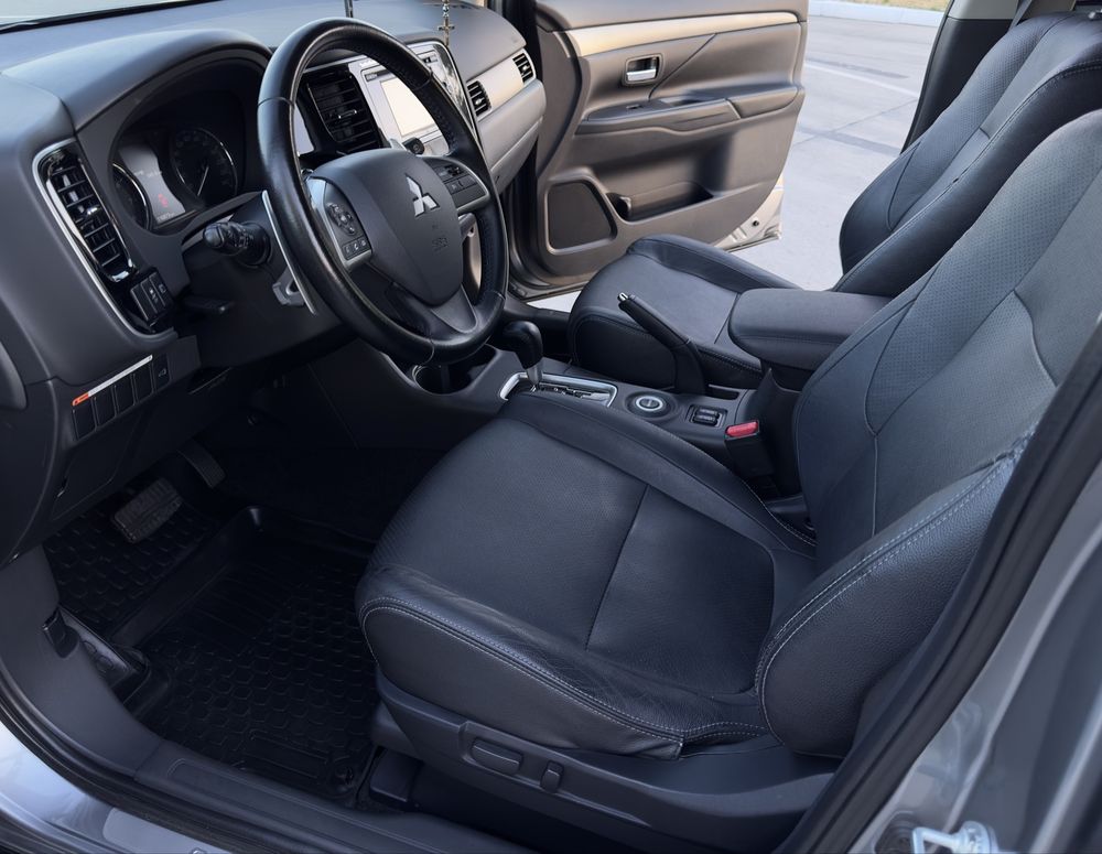 Продам MITSUBISHI Outlander 2.4 Ultimate 2014