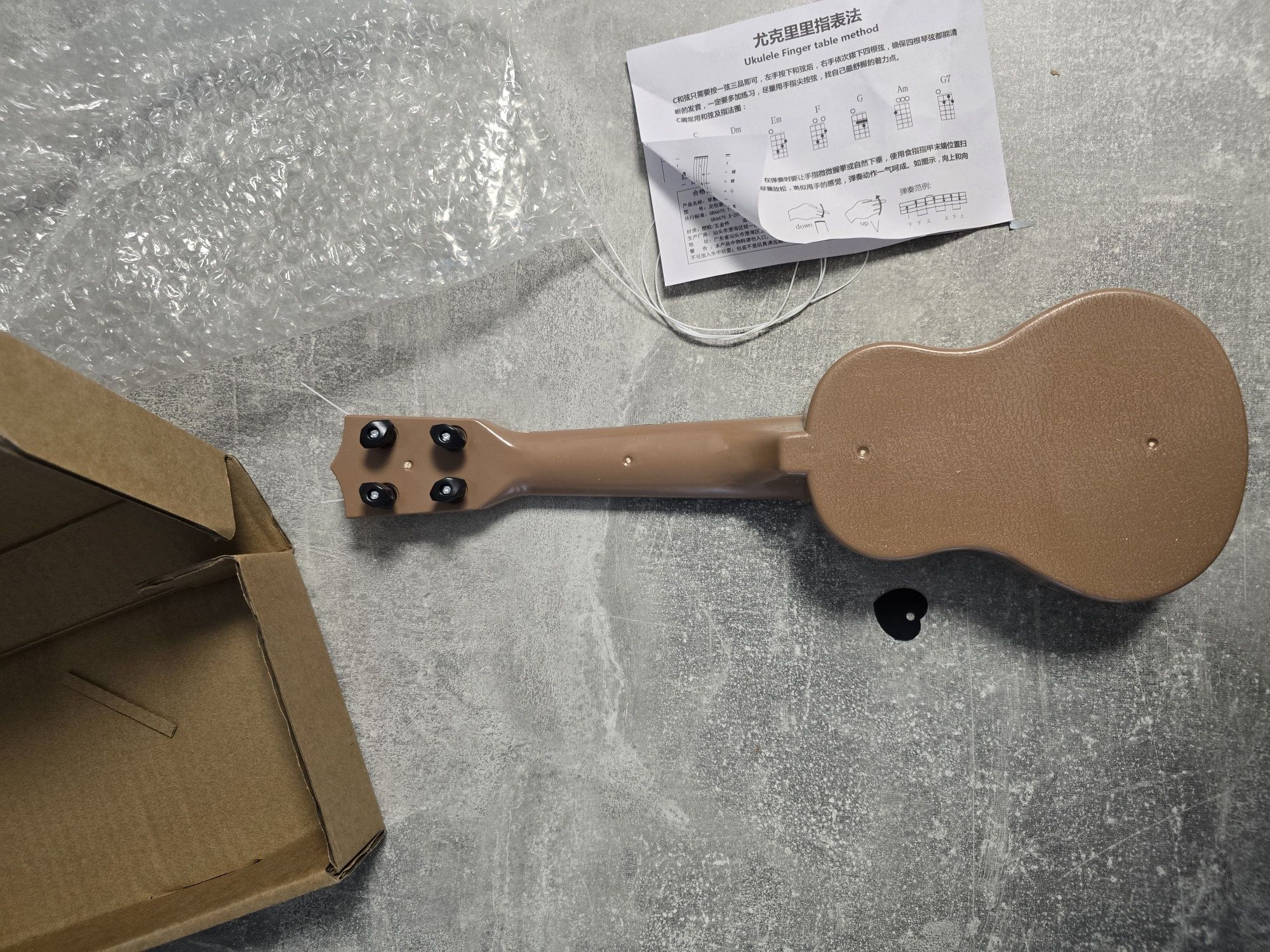 Ukulele zabawka dla dzieci 35 cm z kostką i strunami
