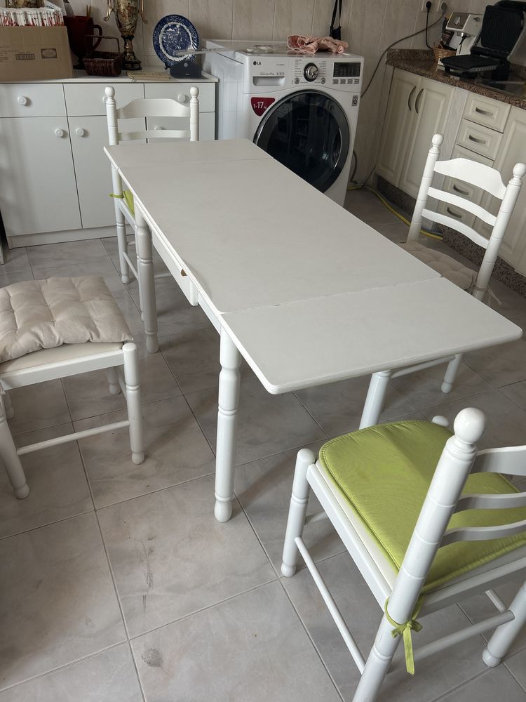 Mesa extensivel e 4 cadeiras