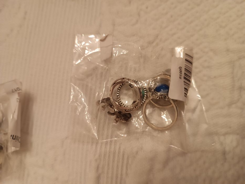 5 packs com vários anéis dourados e prateados