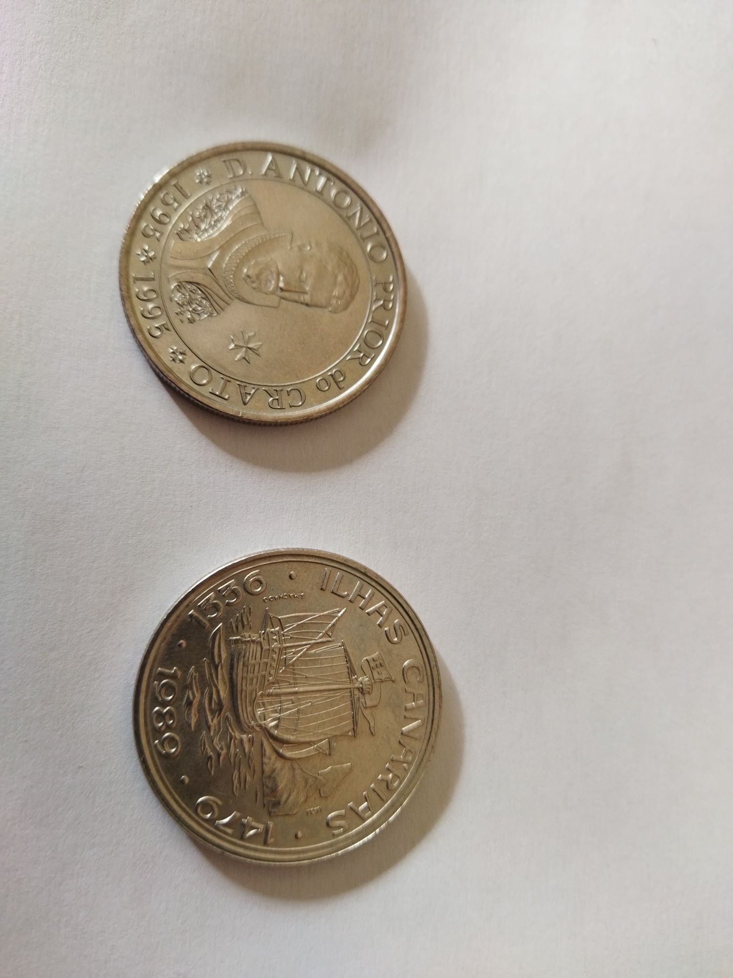 Moedas comemorativas de 100 e 200 escudos