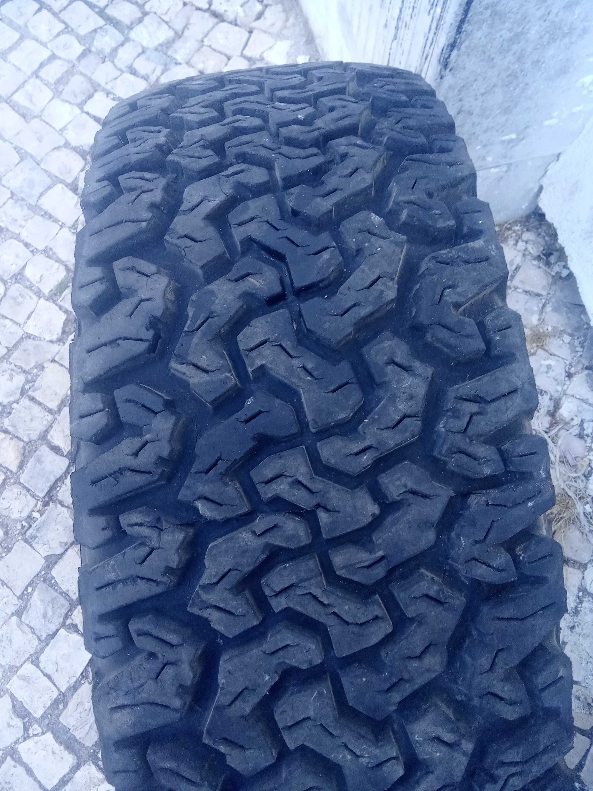 Peneus jipe como novos