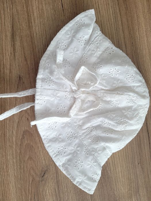 Biały kapelusik dla dziewczynki r 68/74