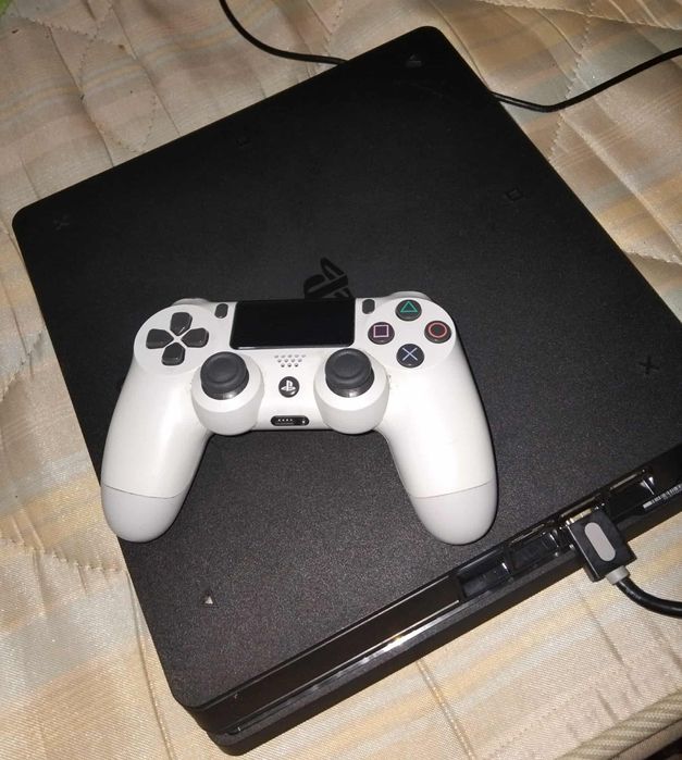 PS4 1TB + Comando — Estado ótimo, prontos para jogar ( Offline)