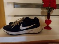 Sprzedam trampki Nike w dobrym stanie, rozmiar 45, kolor ciemno