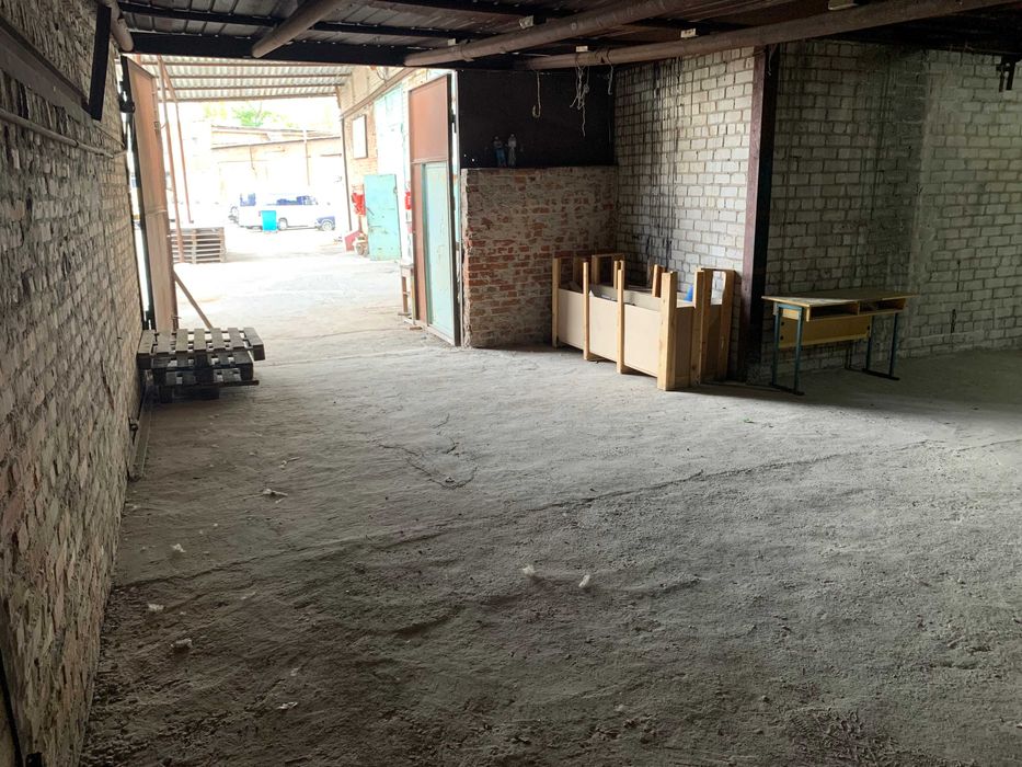 Здам гараж, приміщення під склад та офіс. Стоянка машин.