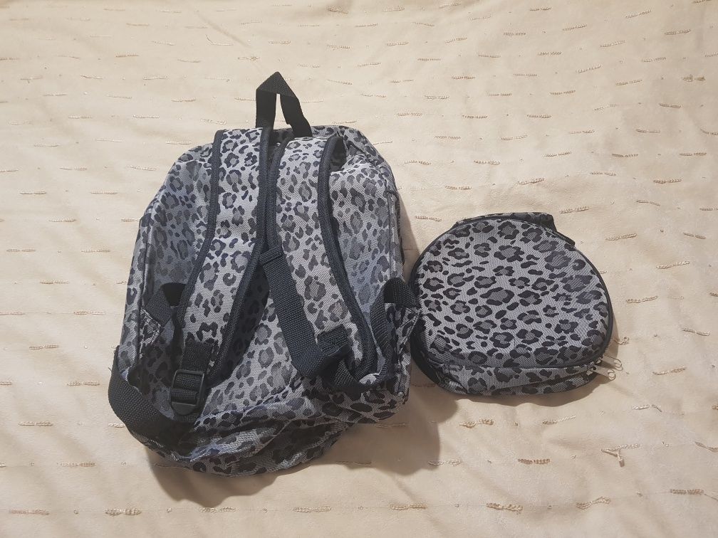 Mochila com bolinha de maquiagem. Nova