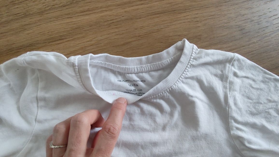 Strój na wf, białe koszulki t-shirt i czarne spodenki, wzrost 122-128