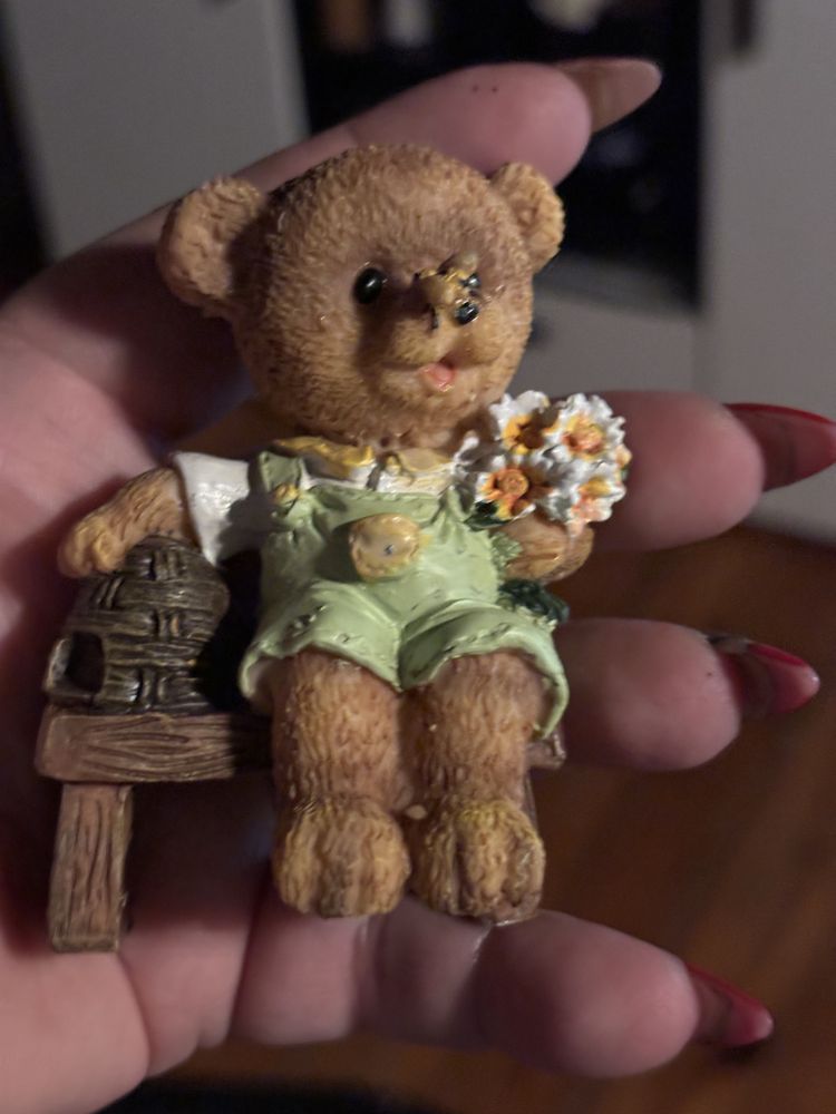 Mis na ławeczce figurka dekoracyjna