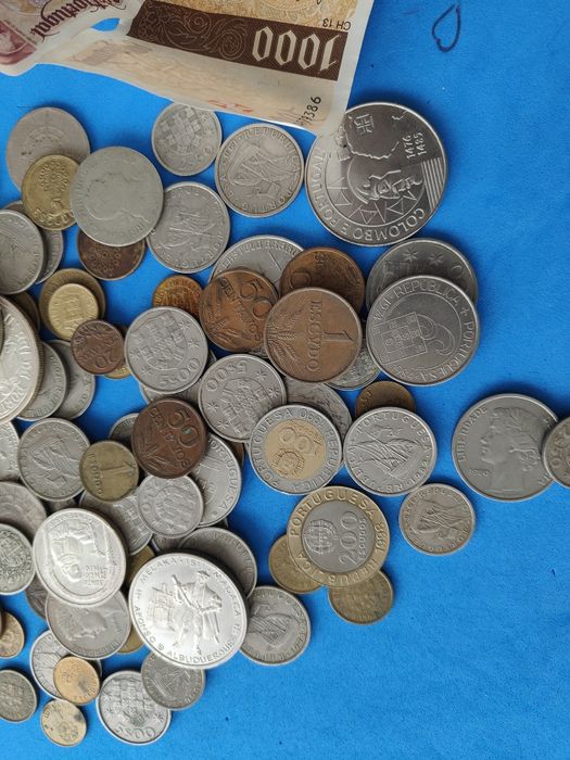 Moedas de escudos e duas notas