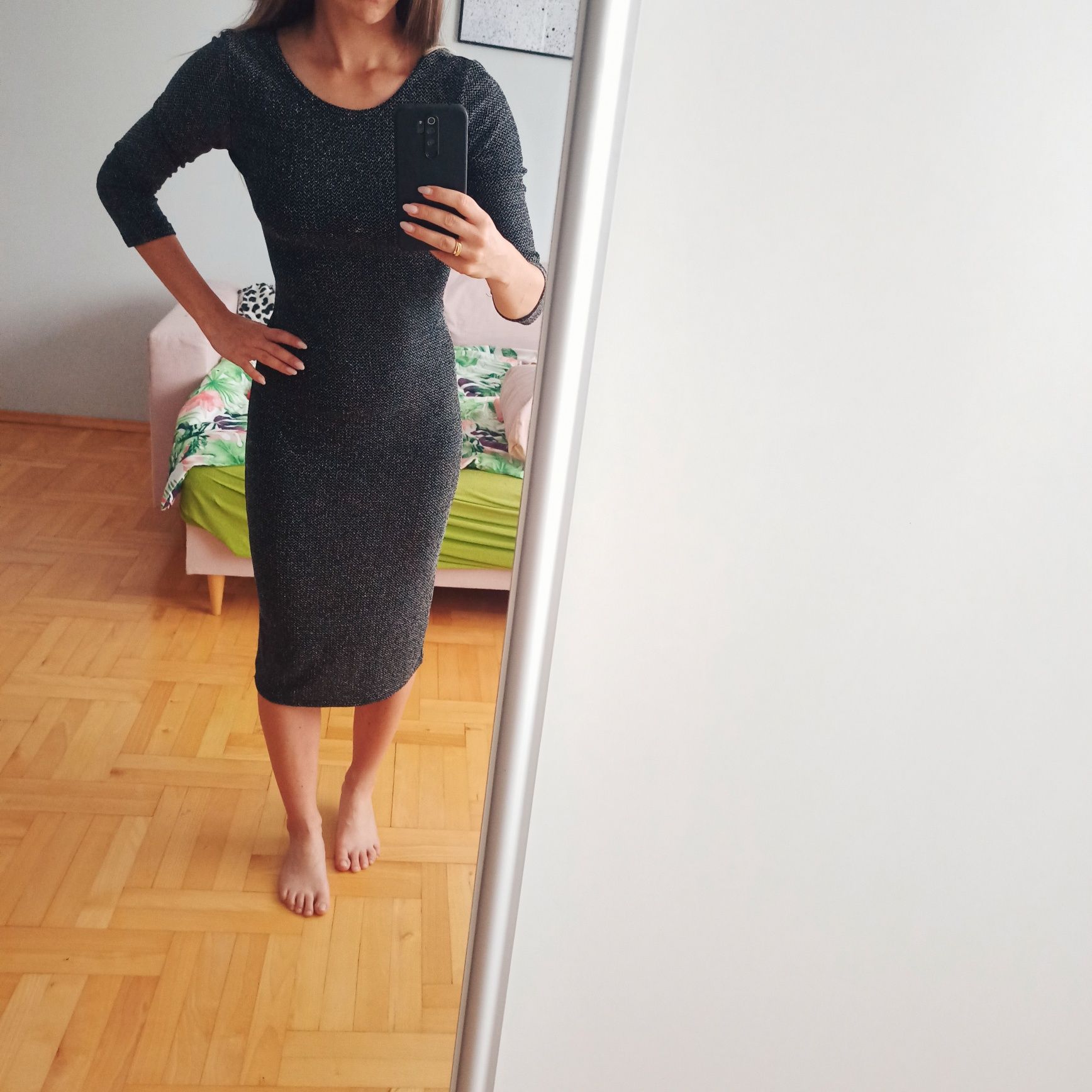 Czarna midi sukienka z błyszczącą nitką i głębokim dekoltem XS S