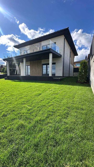 Просторий будинок в Лісниках з панорамним видом — мальовниче місце!