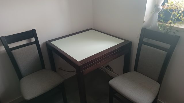 Stół rozkładany z 2 krzesłami x litego drewna